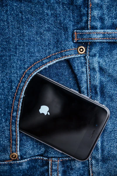 Smartphone mit leerem Bildschirm in Jeanstasche — Stockbild Smartphone mit leerem Bildschirm in Jeanstasche — Stockfoto