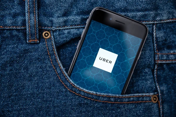 Uber ist Smartphone-App-basiertes Verkehrsnetz — Stockfoto