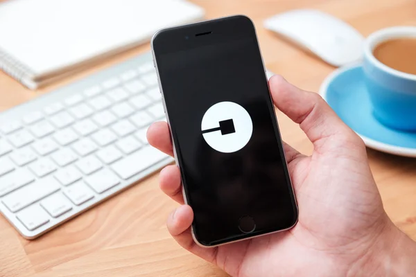Uber is een smartphone app-based transportnetwerk — Stockfoto