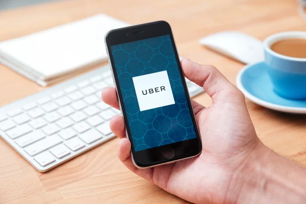 Uber — транспортна мережа з додатком для смартфонів — стокове фото