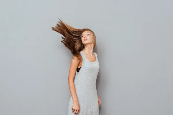 Mulher bonita com cabelo comprido posando — Fotografia de Stock