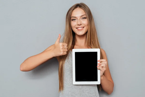 Portrét veselé ženy zobrazující prázdnou obrazovku tabletového počítače — Stock fotografie