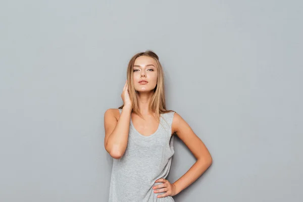 Retrato de una mujer bonita posando aislada —  Fotos de Stock