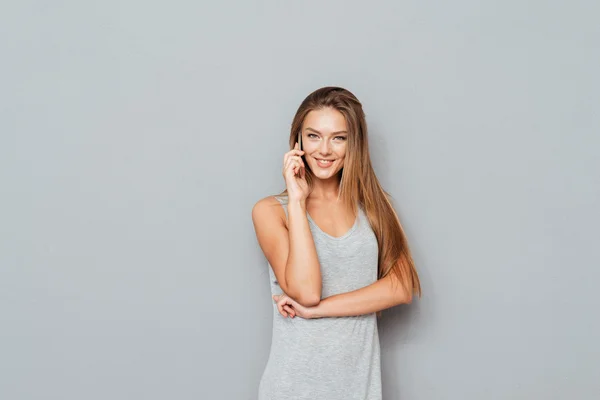 Mujer alegre hablando por teléfono —  Fotos de Stock