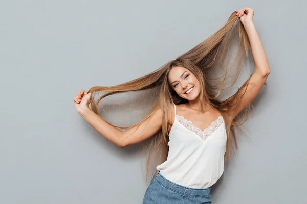 Jovem bela menina sorridente com cabelo longo posando — Fotografia de Stock