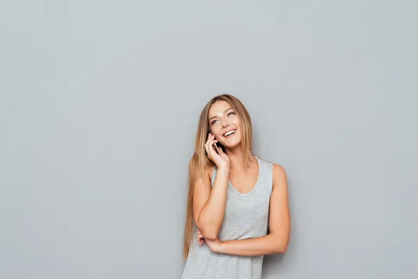 Mujer sonriente hablando en el teléfono inteligente aislado — Foto de Stock