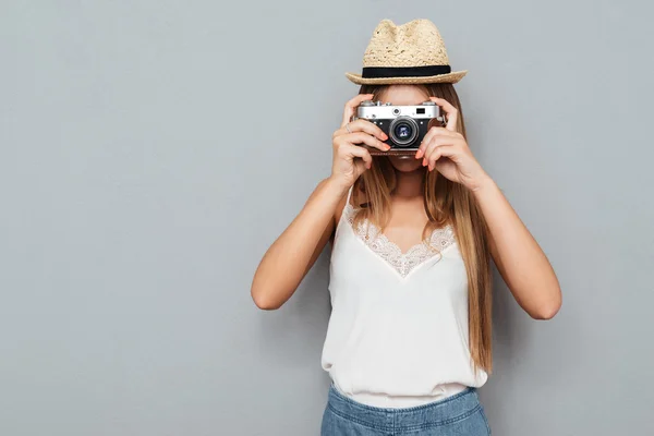 Mujer rubia joven haciendo foto con la cámara —  Fotos de Stock
