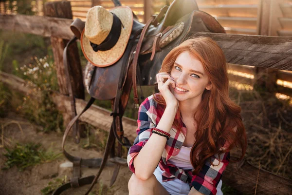 Portret szczęśliwy piękne redhead cowgirl odpoczynku z bliska — Zdjęcie stockowe