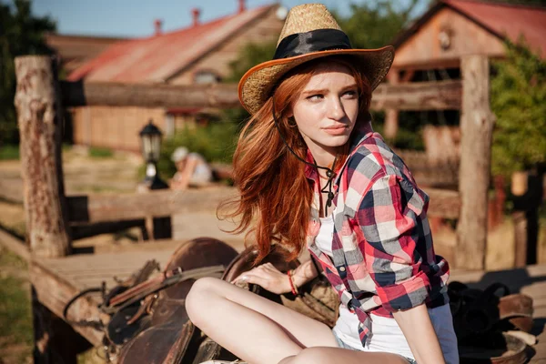 Piękne redhead cowgirl młoda kobieta w kapeluszu — Zdjęcie stockowe