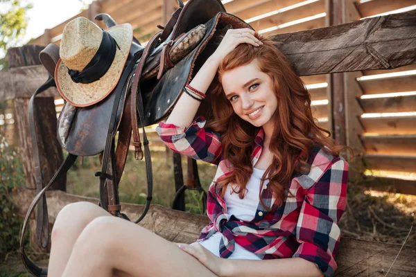 Glückliche Frau Cowgirl sitzt auf Bauernhof — Stockfoto