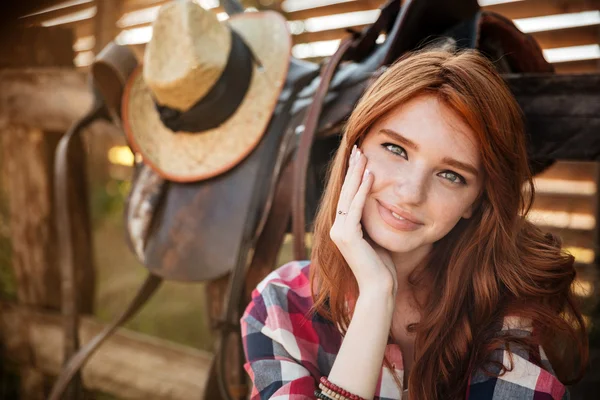 Primer plano retrato de una feliz hermosa pelirroja vaquera descansando —  Fotos de Stock