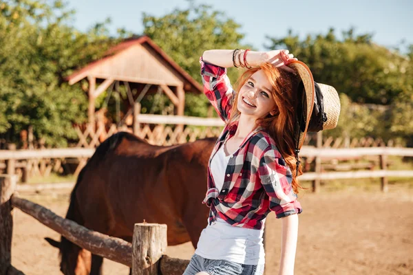 Щаслива жінка-пастушка з конем на ранчо — стокове фото