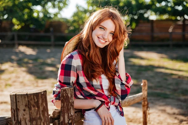 Glückliche Cowgirl steht und lächelt auf Bauernhof — Stockfoto