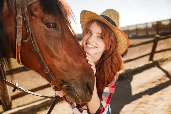 Щаслива красива молода жінка пастушка зі своїм конем на ранчо — стокове фото