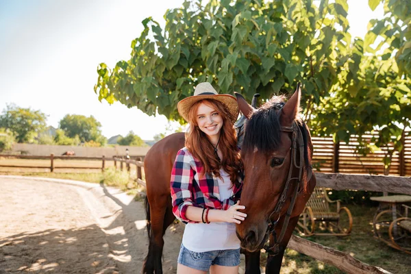 Весела красива молода жінка пастушка зі своїм конем — стокове фото