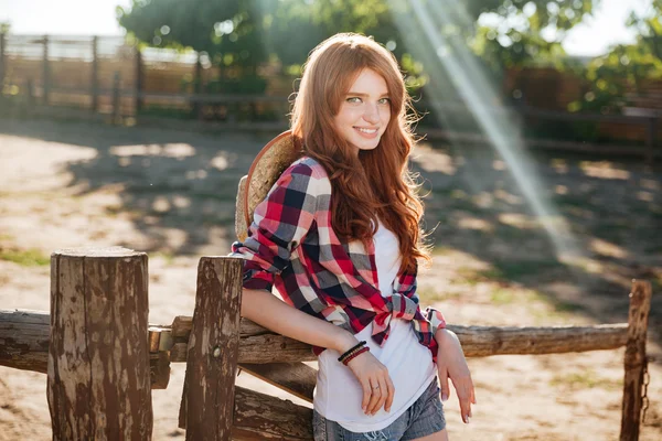 Счастливая девушка, стоящая и расслабляющаяся на ранчо — стоковое фото