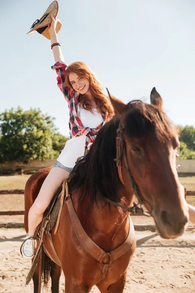 Vrolijke vrouw cowgirl berijden paard en plezier — Stockfoto