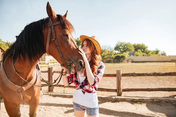 Donna cowgirl in piedi e prendersi cura di cavallo nel villaggio — Foto Stock