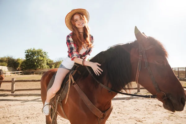 Щаслива жінка ковбой їде на ранчо — стокове фото