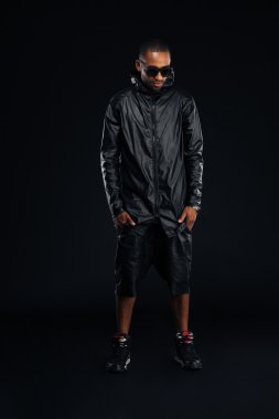 Afrikalı adam moda kumaş ceplerinde elleri ile poz