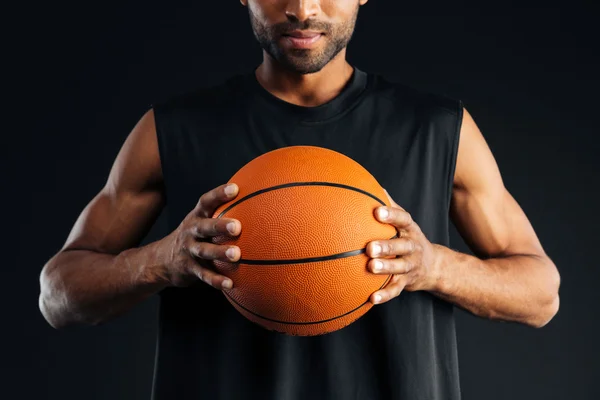 Gambar dipotong dari terkonsentrasi Afrika pemain basket memegang bola — Stok Foto