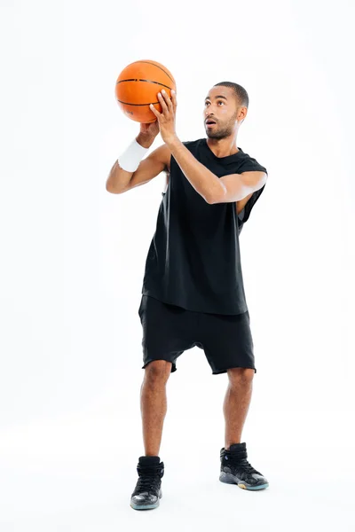 Retrato de cuerpo entero de un africano concentrado jugando al baloncesto — Foto de Stock