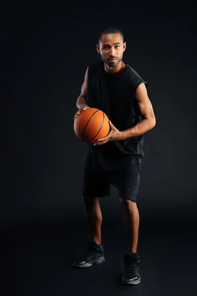 Potret panjang lengkap dari seorang olahragawan Afrika yang serius bermain basket — Stok Foto