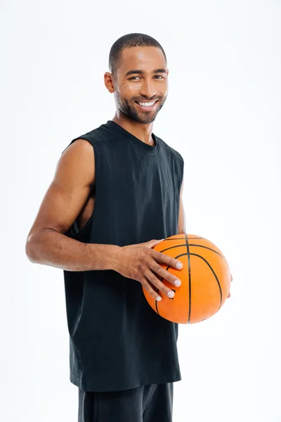 Riendo joven hombre africano alegre con bola de canasta — Foto de Stock