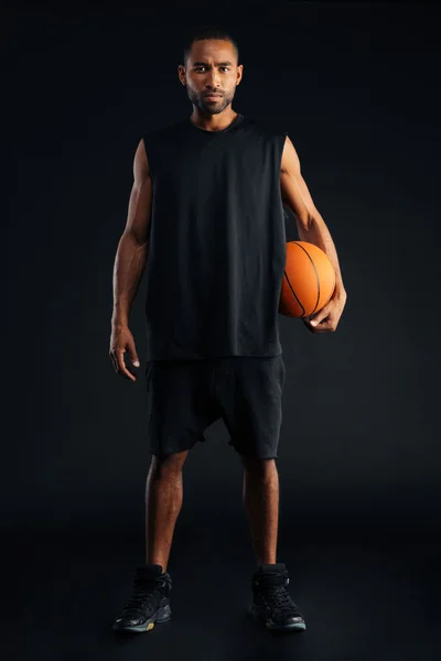 Concentrated serious african sports man holding basket ball — Stock Photo, Image