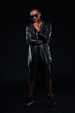 Kameraya bakarak ve poz şık afro Amerikalı adam