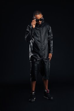 Gülümseyen şık afro Amerikan genç adam poz güneş gözlüğü