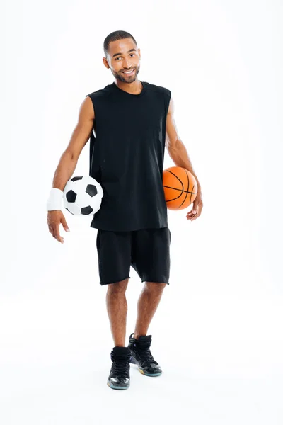 Alegre homem de esportes africanos segurando basquete e bola de futebol — Fotografia de Stock