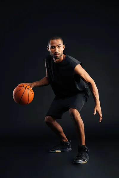 Pełna długość Portret koncentratu Afrykaninem gry w koszykówkę — Zdjęcie stockowe