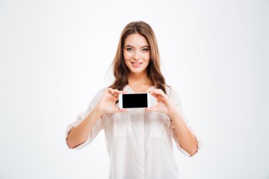 Beyaz arka planda izole edilmiş boş akıllı telefon ekranlarını gösteren gülümseyen kadın