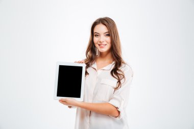 Boş tablet bilgisayar ekranı gösteren mutlu genç kadın