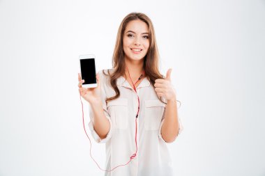 Güzel genç kız kulaklıkile müzik dinliyor