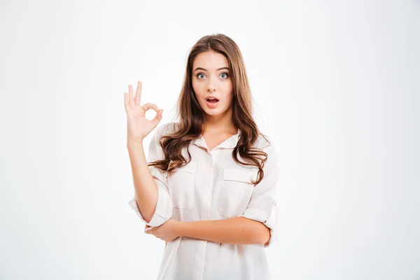 Portret van een mooie vrouw toont OK teken met de vingers — Stockfoto