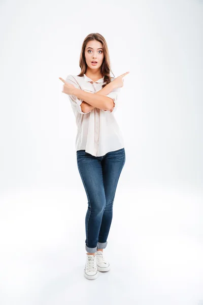 Retrato completo de una mujer feliz señalando con el dedo — Foto de Stock