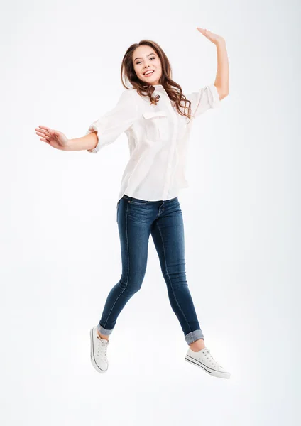 Retrato de longitud completa de una mujer bonita sonriente saltando — Foto de Stock