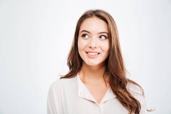 Retrato de una jovencita casual sonriente pensando en algo — Foto de Stock