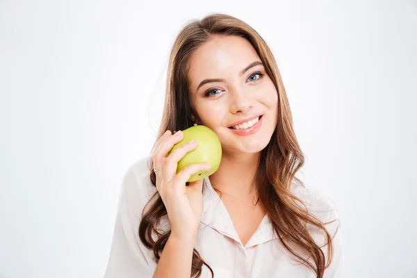 Крупним планом портрет усміхненої дівчини, що тримає зелене яблуко — стокове фото