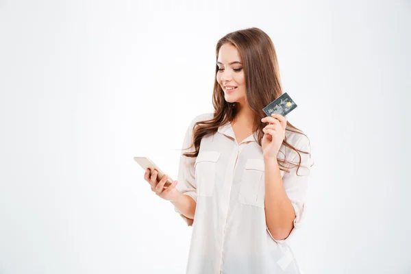 Mujer feliz sosteniendo tarjeta bancaria y tableta — Foto de Stock