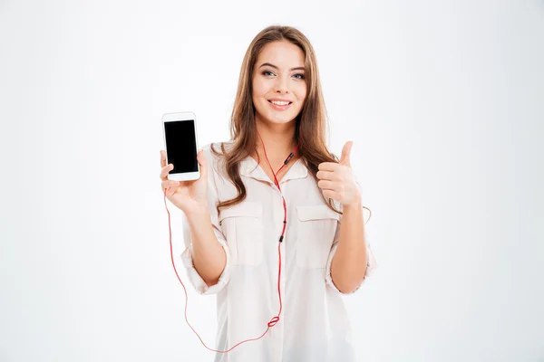 Vacker ung flicka lyssnar musik med hörlurar — Stockfoto