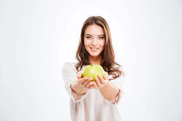 Sonriente joven mujer dando manzana en la cámara —  Fotos de Stock