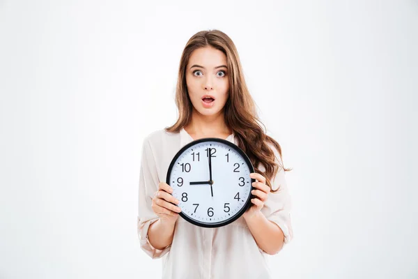 Mengejutkan wanita muda memegang jam — Stok Foto