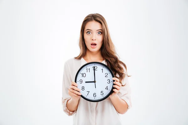 Überraschte junge Frau mit Uhr — Stockfoto