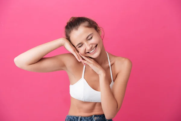 Chica sonriente en la parte superior blanca cogida de la mano en su cara — Foto de Stock