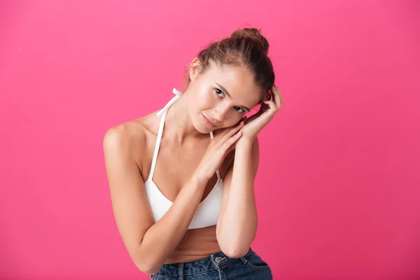 Mujer en la parte superior posando con las manos y mirando la cámara — Foto de Stock