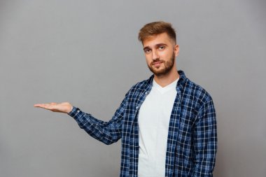 Mutlu boşaltmak avuç içinde tutarak sakallı genç adam gülümseyen