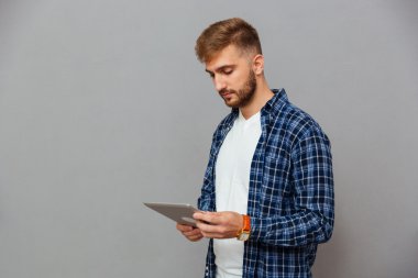 Tablet bilgisayar kullanan bir adam portresi